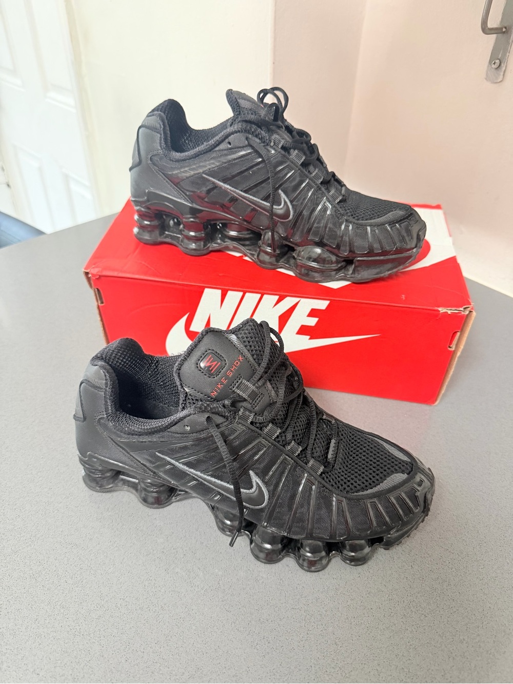 Nike women’s full Black Mesh & Synthetic Shox Sneakers size 8 like new